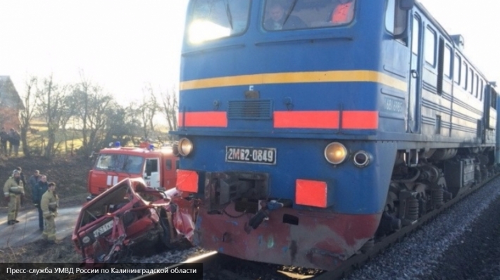 Поезд снес автомобиль в Пермском крае, погибли два человека