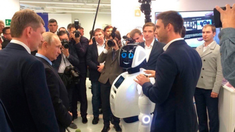 Путин посетил инновационный технопарк в Перми и познакомился с роботом Promobot